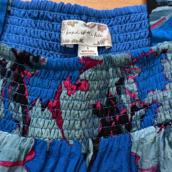 Band of the Free Floral Blue Blouse with Puff Sleeves - Picture 4 of 4